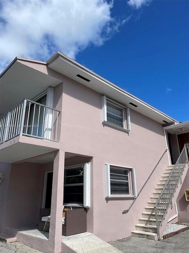 Building Photo - 827 SW 11th Ave Unit 5