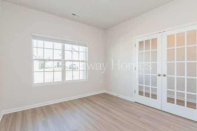 Photo - 102 N Sina St