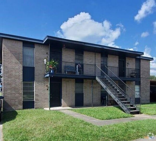 Building Photo - Spacious upstairs 2/1 close to everything! Rental