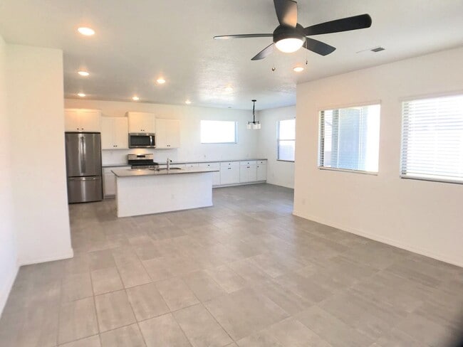 Building Photo - Gorgeous, Newer 3 bedroom in Los Lunas! Op...
