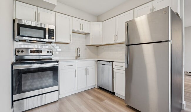 Cocinas modernas con electrodomésticos de acero inoxidable - Vista Apartment Homes