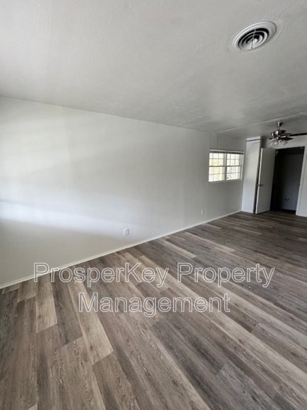 Photo - 4704 Estonia St