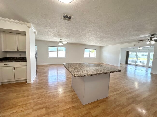 Photo - 1560 Salmon St
