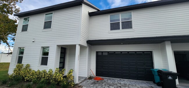 Photo - 2027 Peel Ave