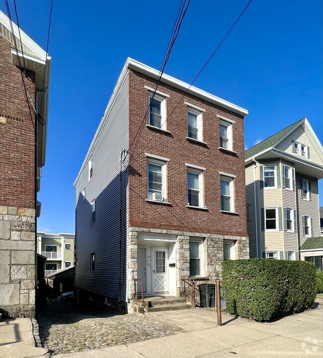 Building Photo - 107 Union St Unit 2 Rental
