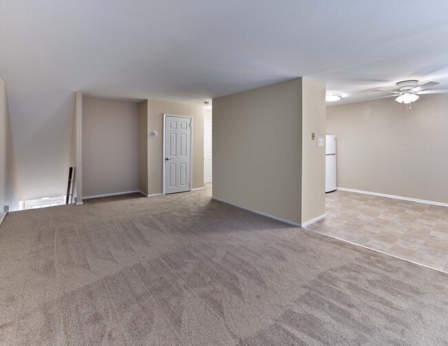 Espacio de estar y comedor de concepto abierto con distribución flexible en Maple Terrace Apartments en Maple Shade, NJ - Maple Terrace