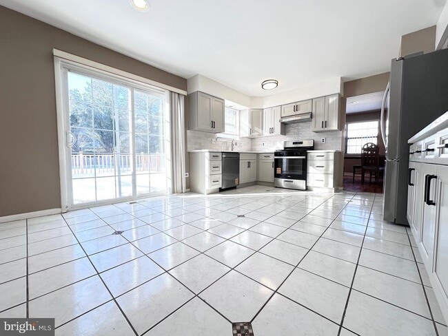 Building Photo - 2 W High Ridge Rd