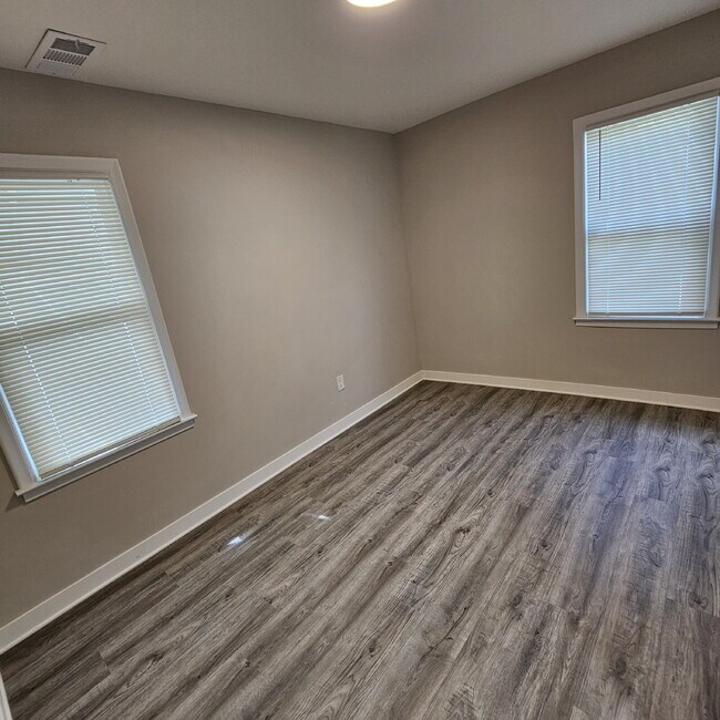 Photo - 2 bed, 1 bath renovated ranch. Kitchen has... Apartment