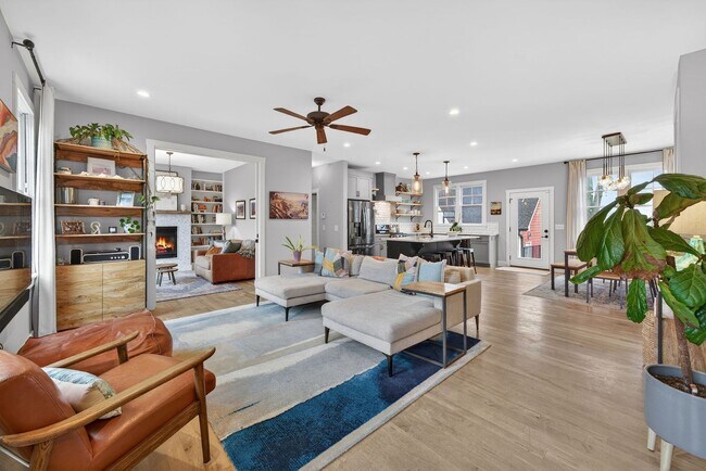 Photo - Great location, less than one mile from Historic Downtown Franklin.