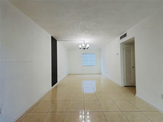 Building Photo - 5960 NE 5th Ct Unit 2
