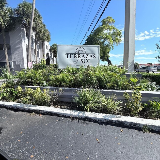 Building Photo - 2750 W 76th St Unit 104