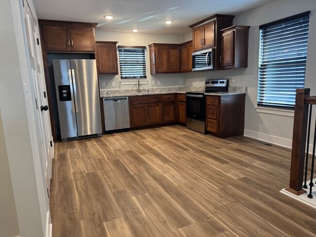 Building Photo - Oak Grove Unit A