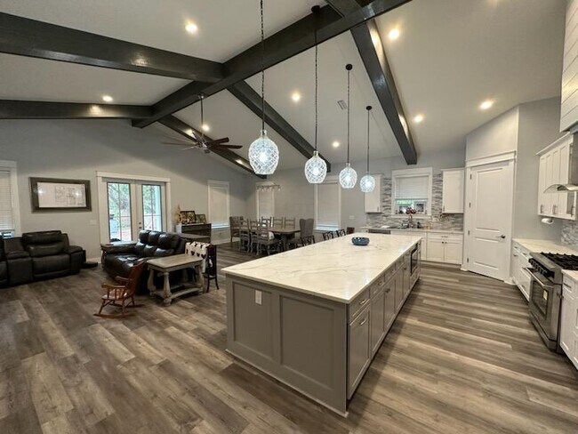 Photo - 104 Second Avenue Southwest