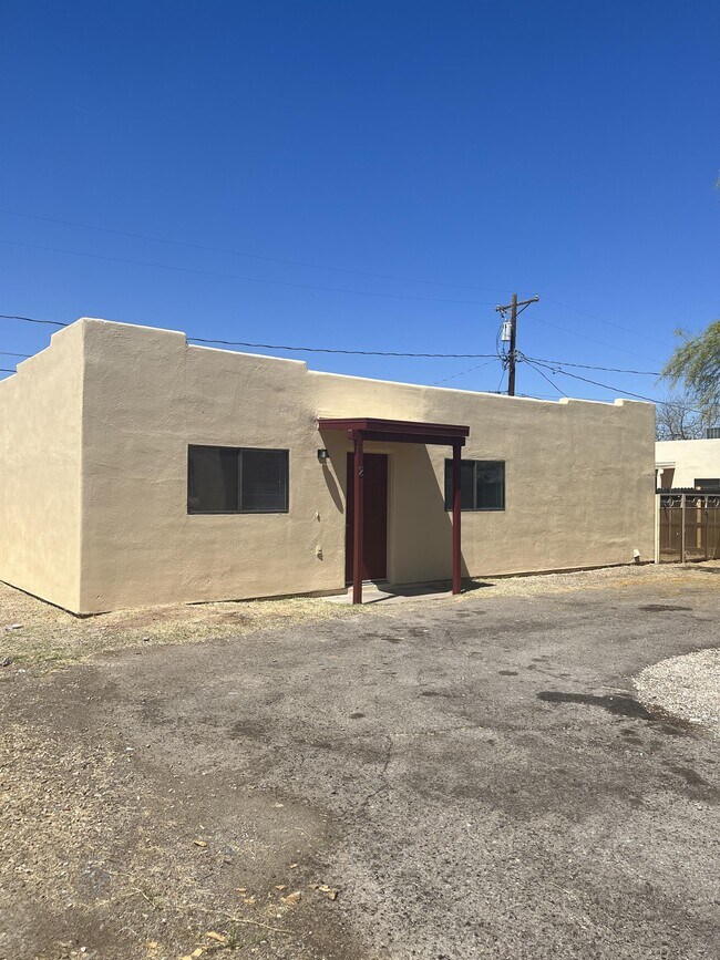 Building Photo - 3865 N Tyndall Ave Unit 1