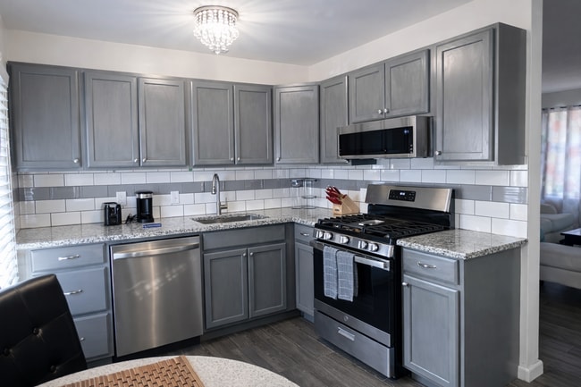 Photo - 1 Bed / 1 Bath – All Bills Paid, Washer & Dryer Included, Tile Floors, Pool & Prime Location!