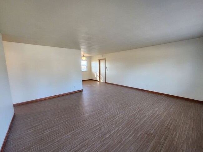 Building Photo - NEWLY RENOVATED 2 Bedroom 1.5 Bath-Electri... Rental