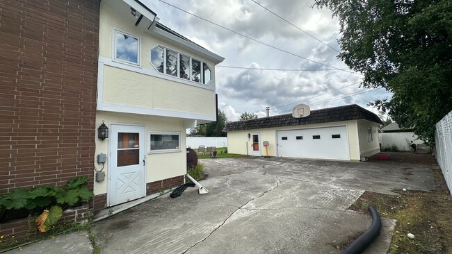 Photo - 2Bed/1Ba/1Car Amazing Apartment on Riverview Dr., All Util. Includ., sorry no pets. Unit #2