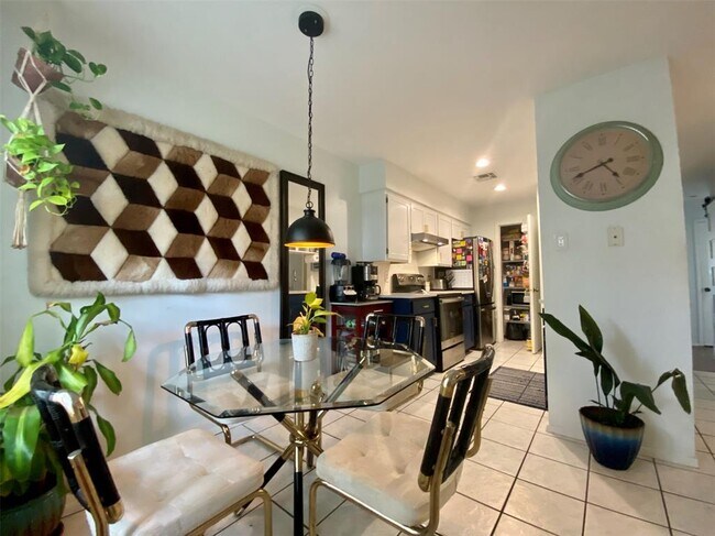 Photo - 2906 West Ave Unit 2