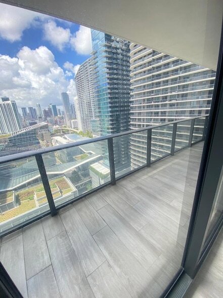 Building Photo - 45 SW 9th St Unit 2510 Rental