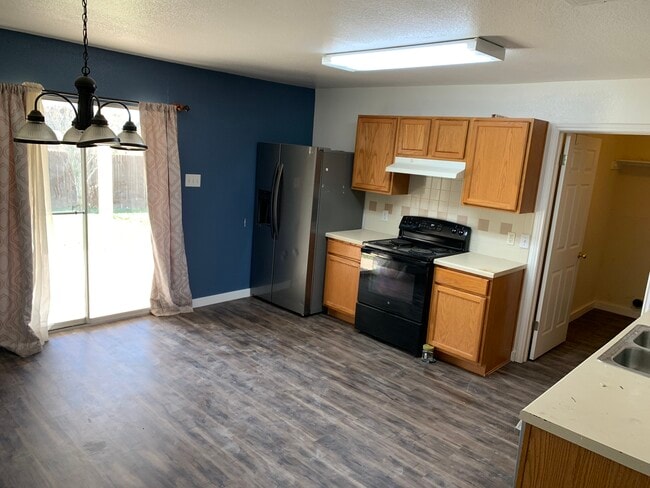 Spacious kitchen - 1050 Brutus Dr