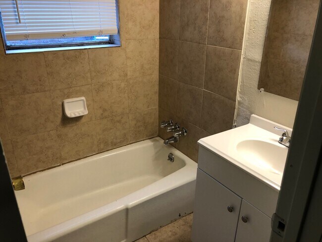 Photo - 3345 Linn St