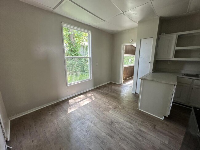 Photo - 315 W Hickory St