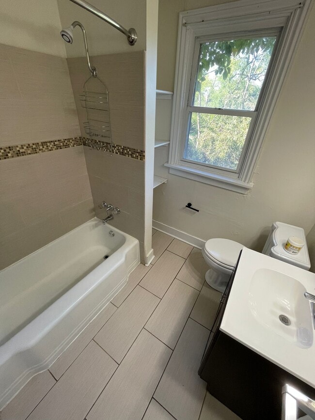 Photo - 1528 Methyl St