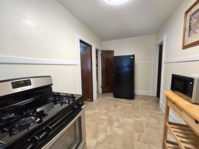 Photo - 1913 Douglas St