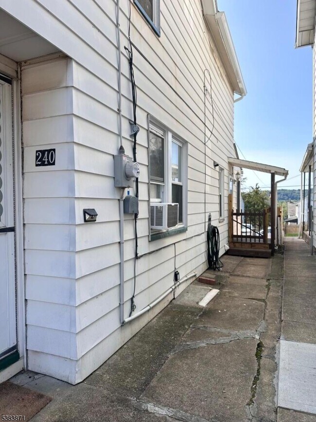 Photo - 240 Chambers St