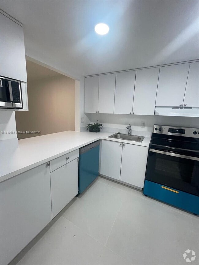Building Photo - 4394 NW 9th Ave Unit 20-3B Rental