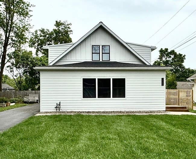 Building Photo - Stunning 3BR/3BA Orono Home Available 8/15. Walk to Lake Minnetonka!