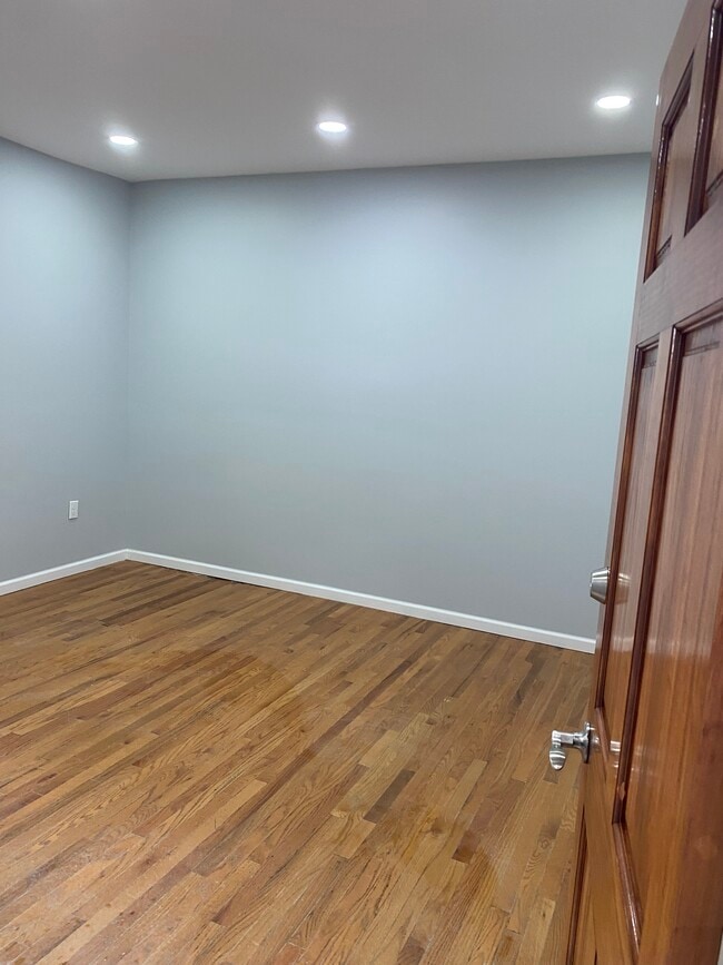 Photo - 111-16-16 62nd Dr