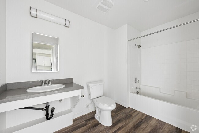 2BR, 2BA - 1020SF - Primary Bathroom