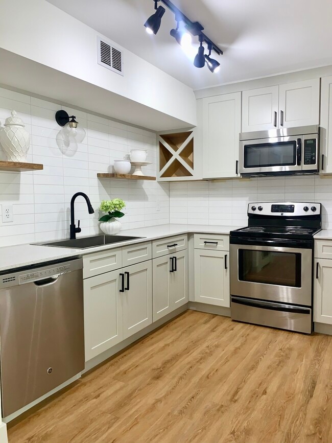 Building Photo - 1483 Theresa Dr