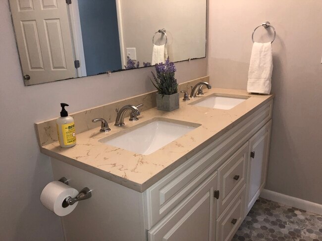 Vista del baño 1 - 1020 Danby Rd