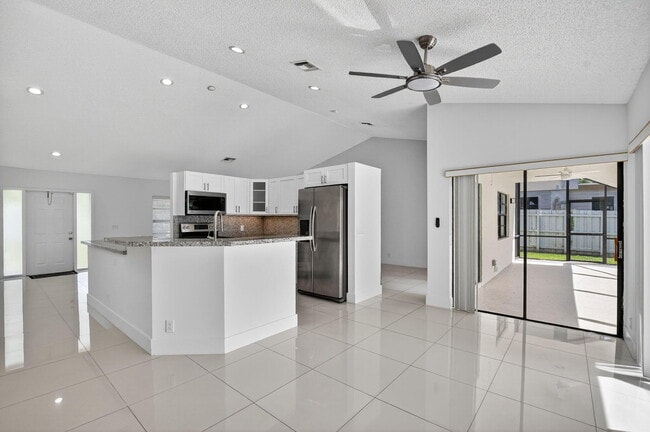 Photo - 488 NW 13th St