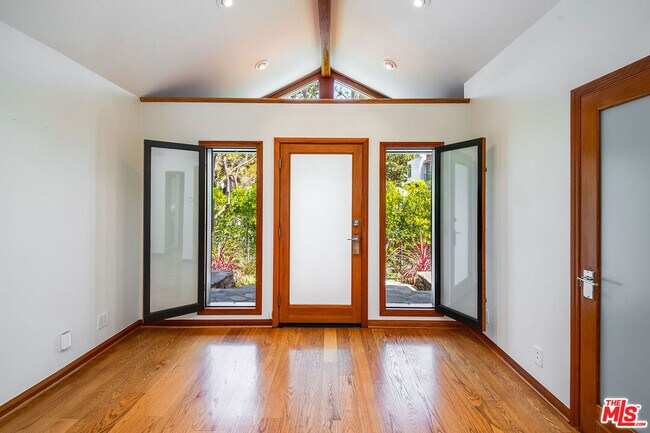 Photo - 445 Westmount Dr