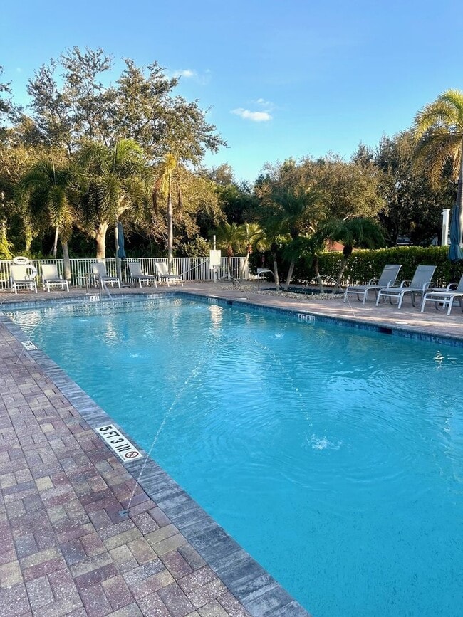 Building Photo - Seasonal 3-Bed Condo Rental in the Heart of Naples – AVAIL DEC/JAN, APRIL-FORWARD