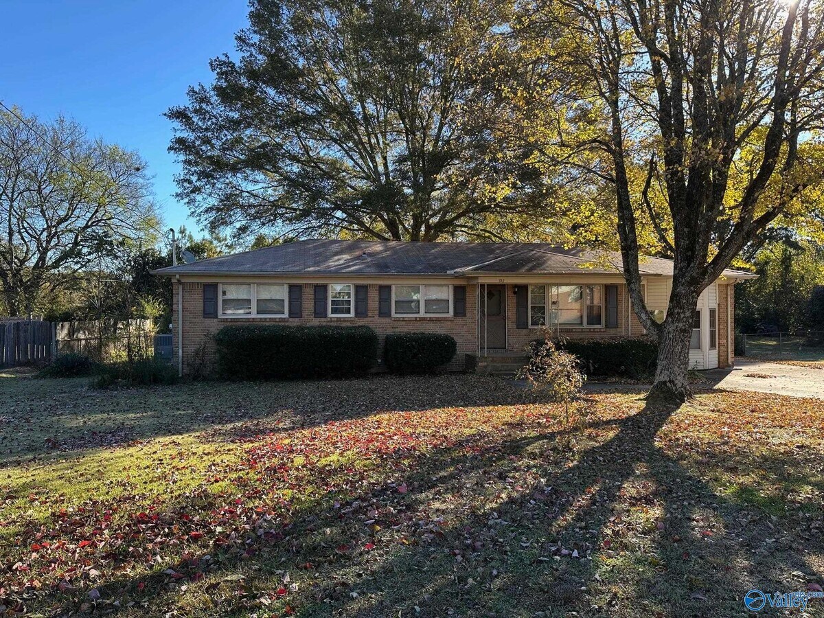 Photo - 102 Douglas St