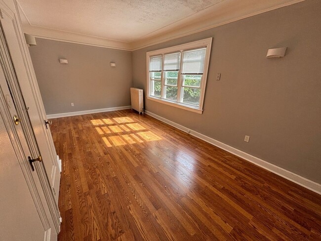 Photo - 884 Beaconsfield Ave