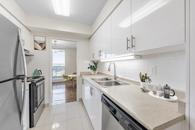 Photo - The Gates of Bayview - 4001 Bayview Avenue