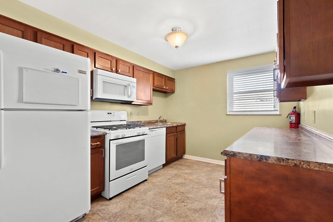 Eat-in Kitchen - 69 N 20th St Unit I