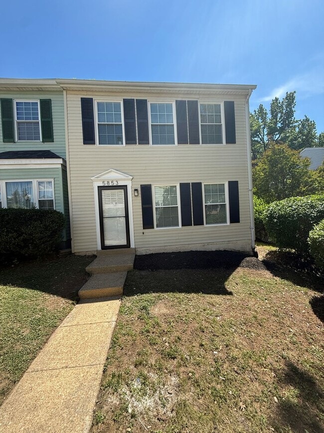 Building Photo - Discover a stunning 3-bedroom, 2.5-bathroom end unit Renovated townhome in Suitland
