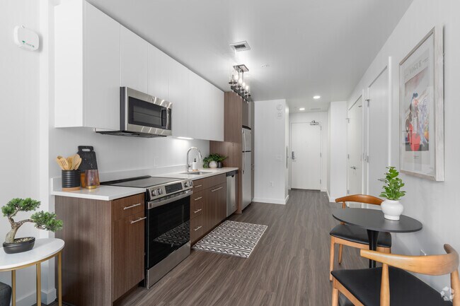 Junior 1BR, 1BA - 586SF - Kitchen - Dianne