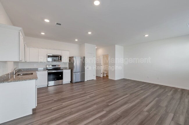 Photo - 205 Fenchurch Wy