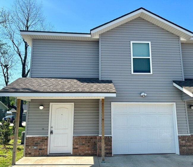 Building Photo - Townhouse with Garage - Minutes from Downt... Unit 624-1