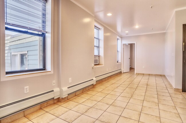 Building Photo - 715 28th St Unit 8 Rental