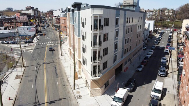 Photo - 680 Grand St