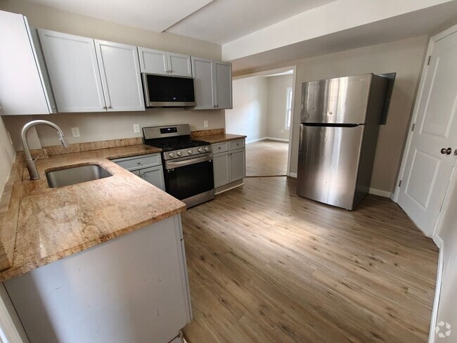 Building Photo - 15-17 Greenwich St Unit Apt 2