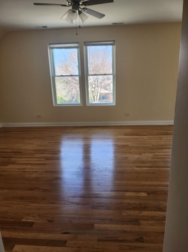 Building Photo - 1921 Darrow Ave Unit 2